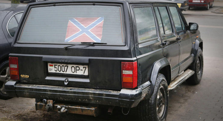 В Минске машине с флагом "Новороссии" пробили колеса