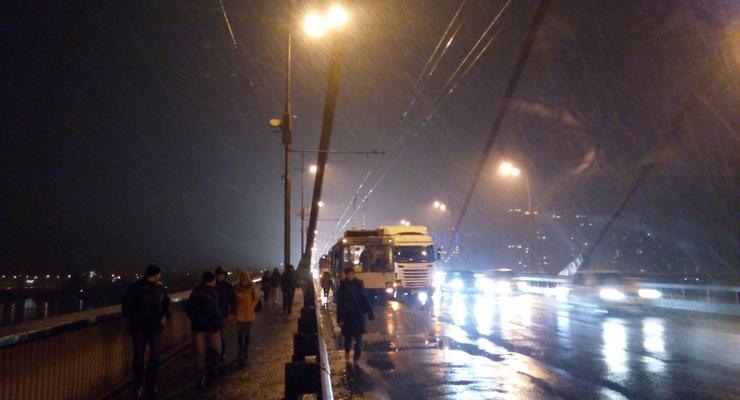 На Московском мосту в Киеве троллейбус столкнулся с фурой