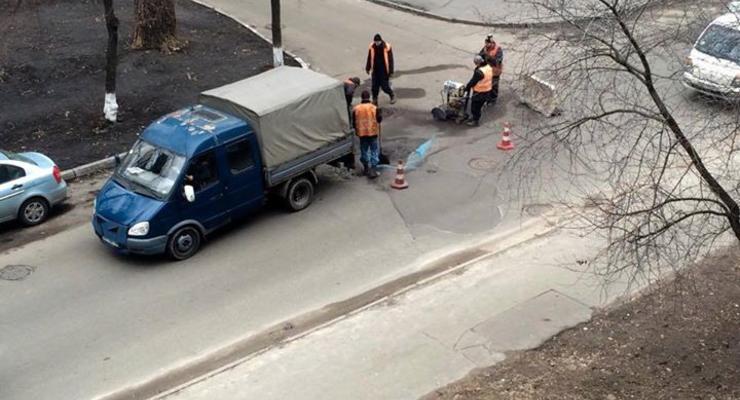 В Киеве отремонтировали дорогу после обсуждения ямы в соцсетях