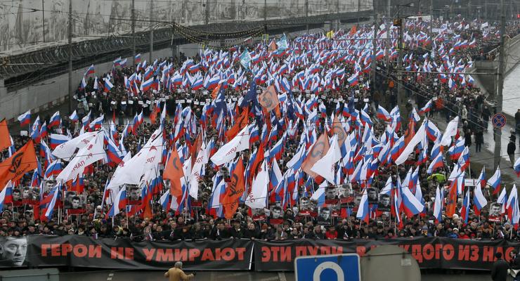 Фото недели: траур по Немцову, молитва за Савченко и рекорд доллара