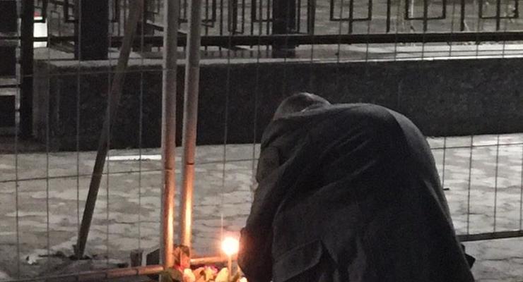 У посольства РФ в Киеве ночью появились цветы и свечи