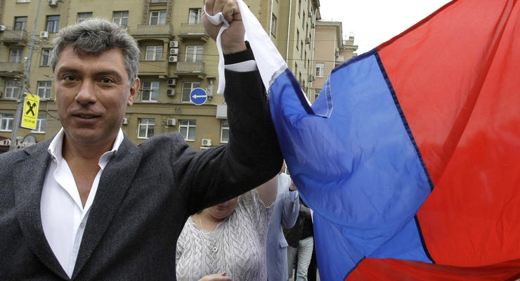 Место смерти Немцова: Москвичи сносят цветы, свечи и фотографии