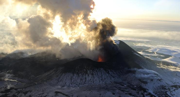 На Камчатке проснулись два вулкана