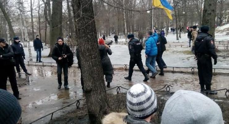 Организатор марша памяти Немцова в Петербурге арестован за украинские флаги - СМИ