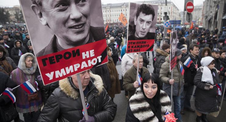 "Герои не умирают": тысячи россиян вышли почтить память Немцова