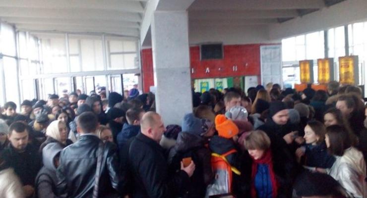 В киевском метро из-за новых жетонов возникла давка
