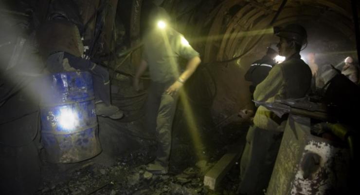 На шахте имени Засядько произошел взрыв: десятки горняков остаются под землей