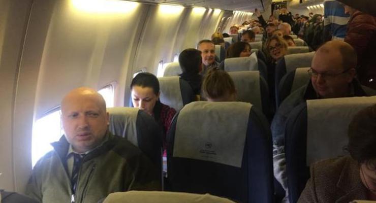 Турчинов полетел в Польшу на обычном рейсовом самолете
