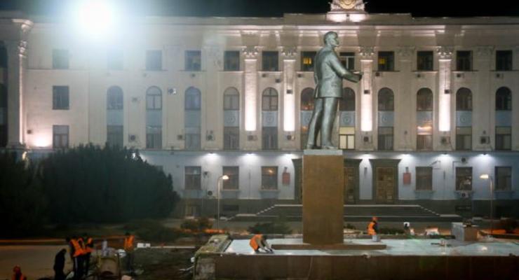 В Симферополе памятник Ленину покрасили серебрянкой