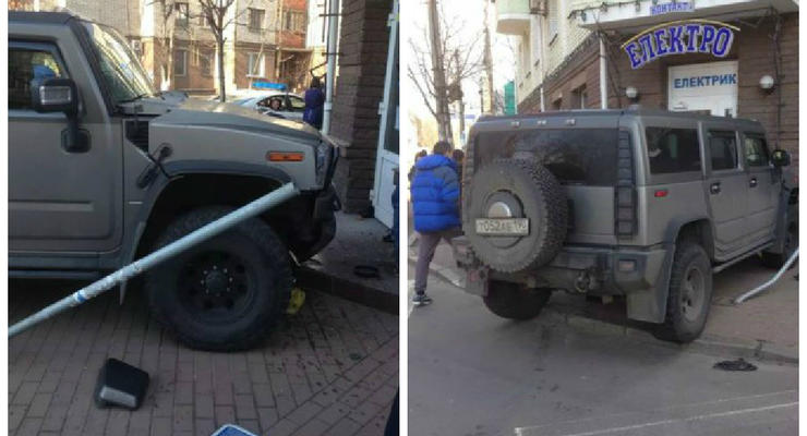 В Киеве Hummer с российскими номерами въехал в магазин