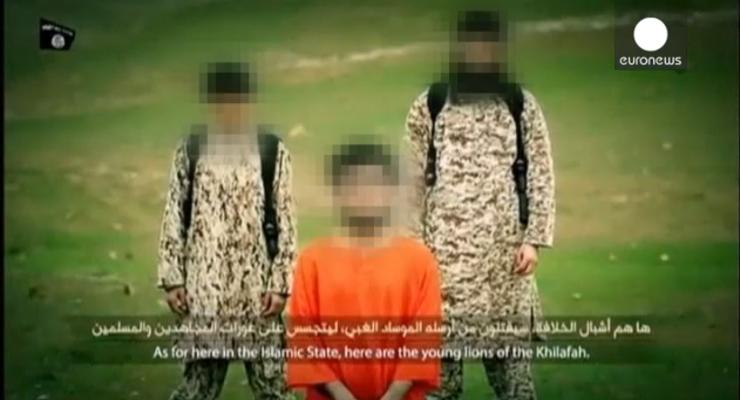 Боевики ИГ показали, как мальчик убивает предполагаемого израильского шпиона