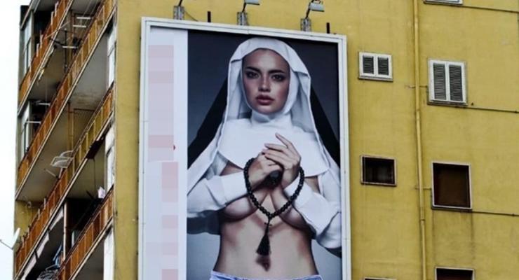 Билборд с раздетой монахиней появился в Неаполе незадолго до приезда Папы