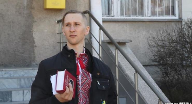 В Симферополе задержали активиста за сине-желтую ленточку