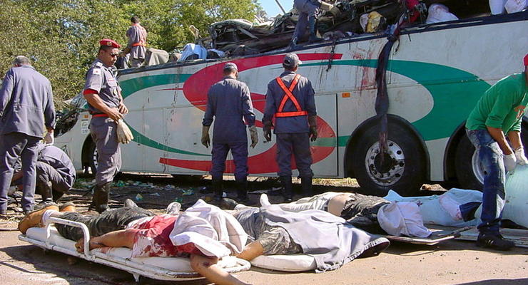 В Бразилии упал в пропасть автобус: около 50 погибших