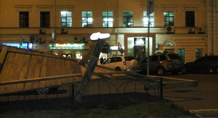 На Подоле снесли забор вокруг памятника Сагайдачному
