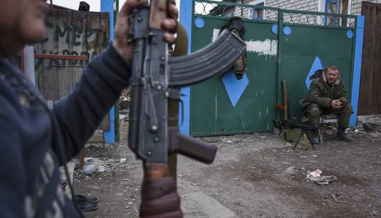 Порошенко внес в парламент изменения в закон о статусе Донбасса