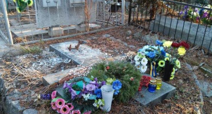 В Киеве на Байковом кладбище с могилы писателя похитили памятник