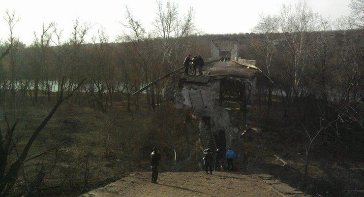 В Станице Луганской полностью разрушен последний мост через Северский Донец