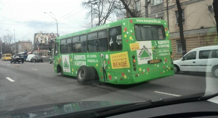 У киевской маршрутки на ходу отвалилось колесо