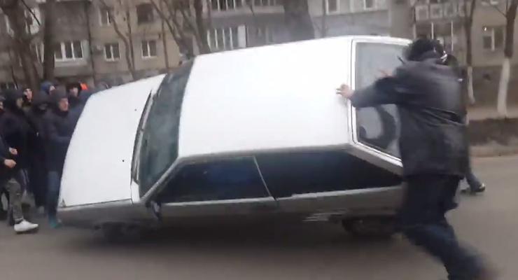 В Одессе около 50 человек перекрыли улицу и перевернули машину