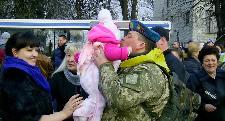 В Черновцах встретили десантников, вернувшихся из зоны АТО