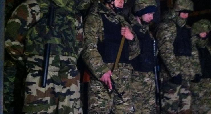 Порошенко поручил немедленно разоружить людей в Укрнафте