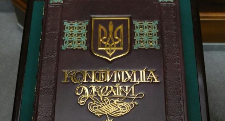 Яценюк: Изменения в Конституцию должны утвердить на референдуме