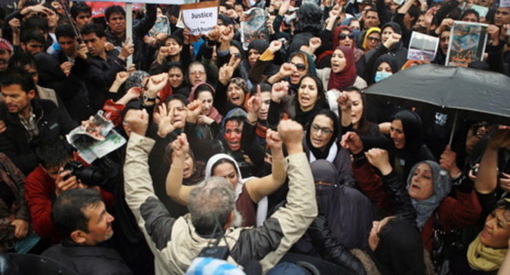 Жители Кабула вышли на протест, требуя расследования самосуда над женщиной, обвиненной в сожжении Корана