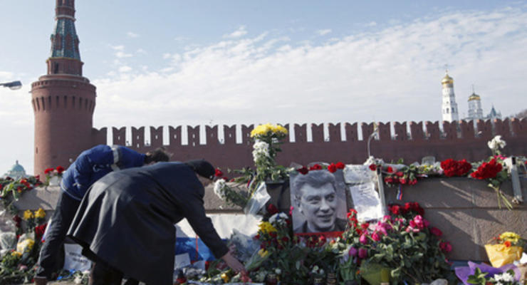 Вандалы, осквернившие место убийства Немцова, пообещали сделать это снова
