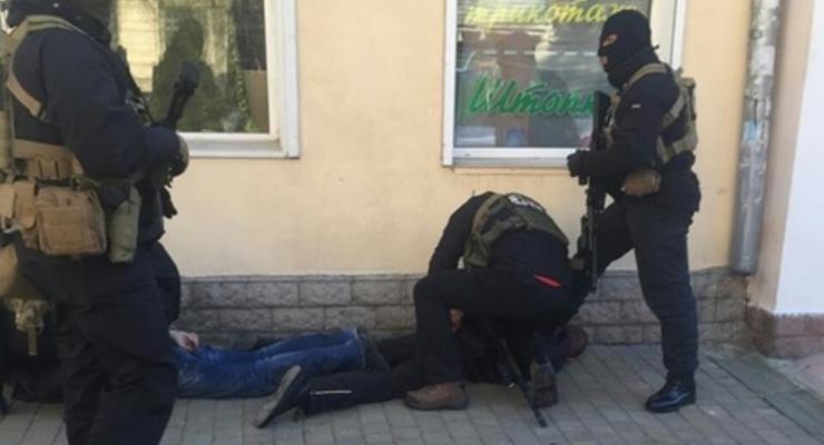 В Днепропетровске задержали милиционеров, которые продавали оружие со складов МВД
