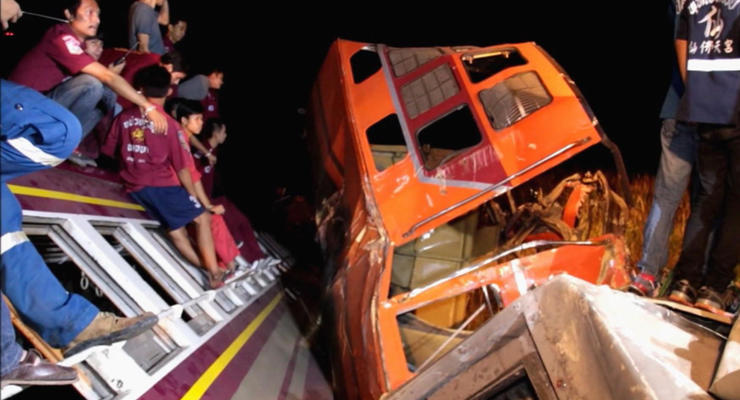 В Таиланде в результате столкновения двух поездов пострадали более 50 человек