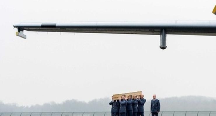 Останки тел погибших в катастрофе Boeing 777 доставили в Нидерланды