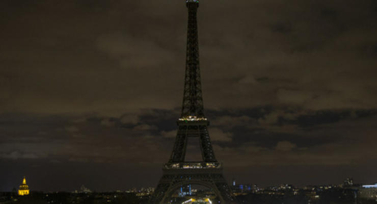 В Париже в "Час Земли" отключили подсветку Эйфелевой башни