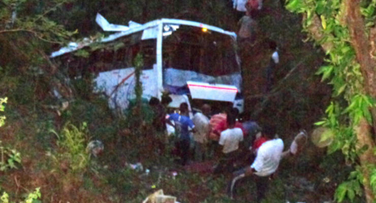 В Индии при падении автобуса в ущелье погибли 10 человек
