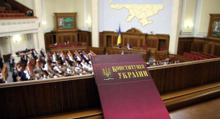 Порошенко пригласил 13 иностранцев работать над новой Конституцией