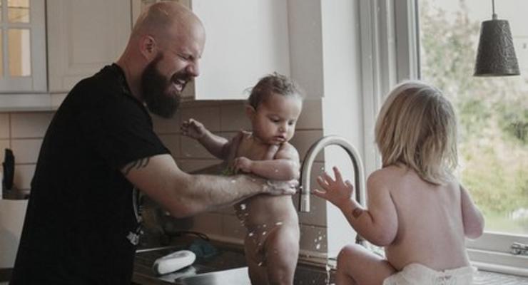Нежность и забота: как шведские мужчины проводят декрет с детьми