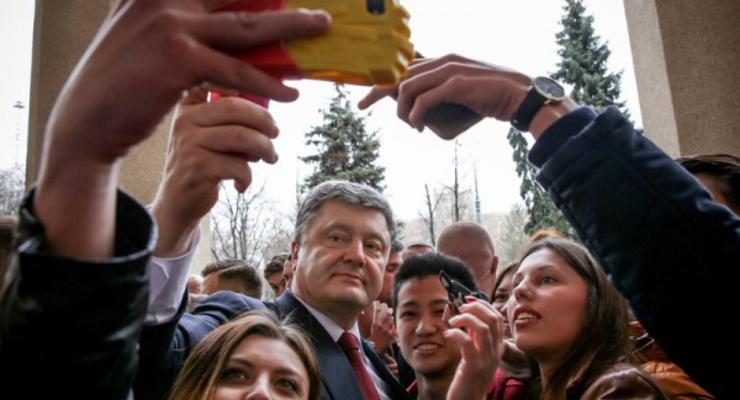 Порошенко хочет закрыть часть украинских вузов