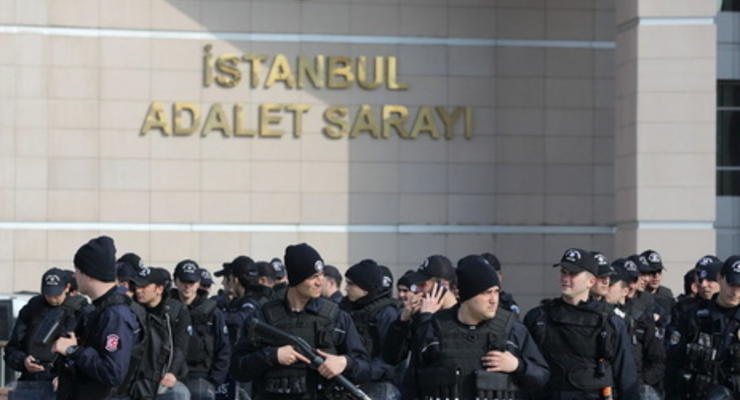 Турецкий спецназ освободил захваченного в Стамбуле прокурора, двое боевиков убиты