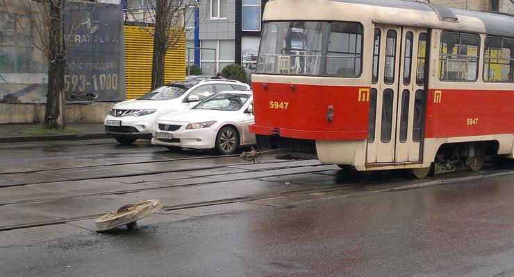 На Подоле в Киеве у трамвая отвалилось колесо