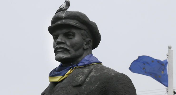В Славянске флаг Украины на Ленине назвали "циничным глумлением"