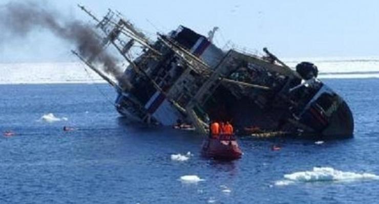 Судна со спасенными моряками траулера "Дальний Восток" попали в шторм