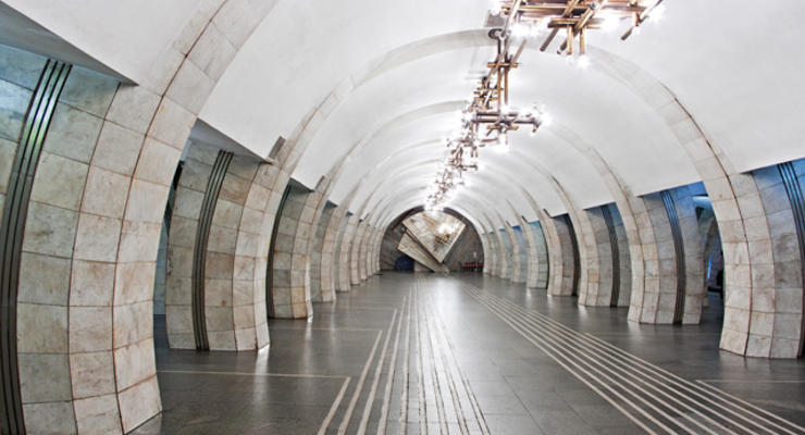 В Киеве на станции метро "Лыбидская" на рельсы упал человек