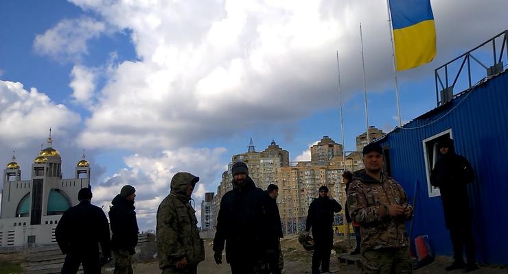 Люди, которые стреляли в противников застройки в Киеве, продолжают охранять объект
