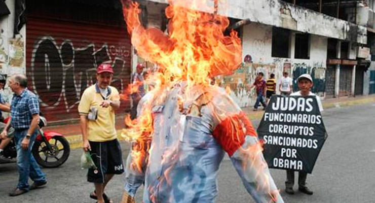 В столице Венесуэлы в честь Пасхи сожгли чучела Обамы и Мадуро