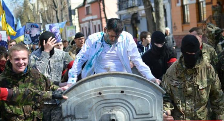 Правый сектор катал чиновника в мусорном баке по Ивано-Франковску