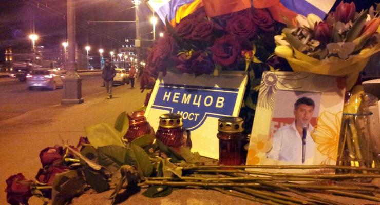 "Народный мемориал" на месте убийства Немцова снова зачистили