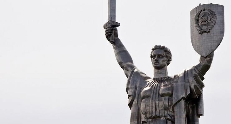 В Киеве предлагают до 24 августа демонтировать коммунистическую символику на админзданиях