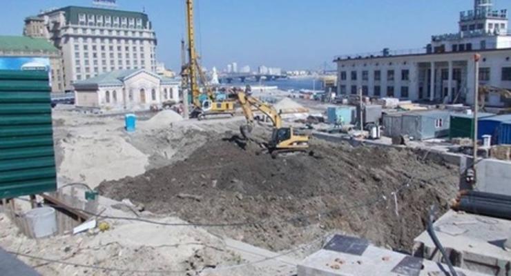 Соцсети: В Киеве засыпали землей древнюю улицу, найденную на Почтовой площади