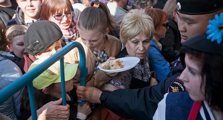 В Москве устроили давку из-за бесплатного пасхального кулича