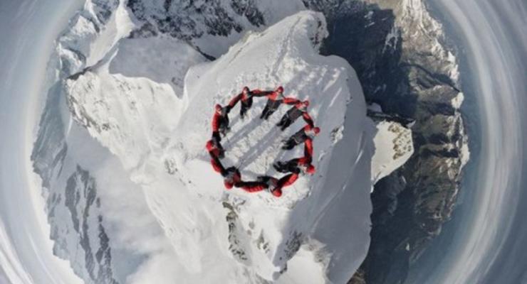 Страшно красиво: сотни альпинистов устроили фотосессию в Альпах